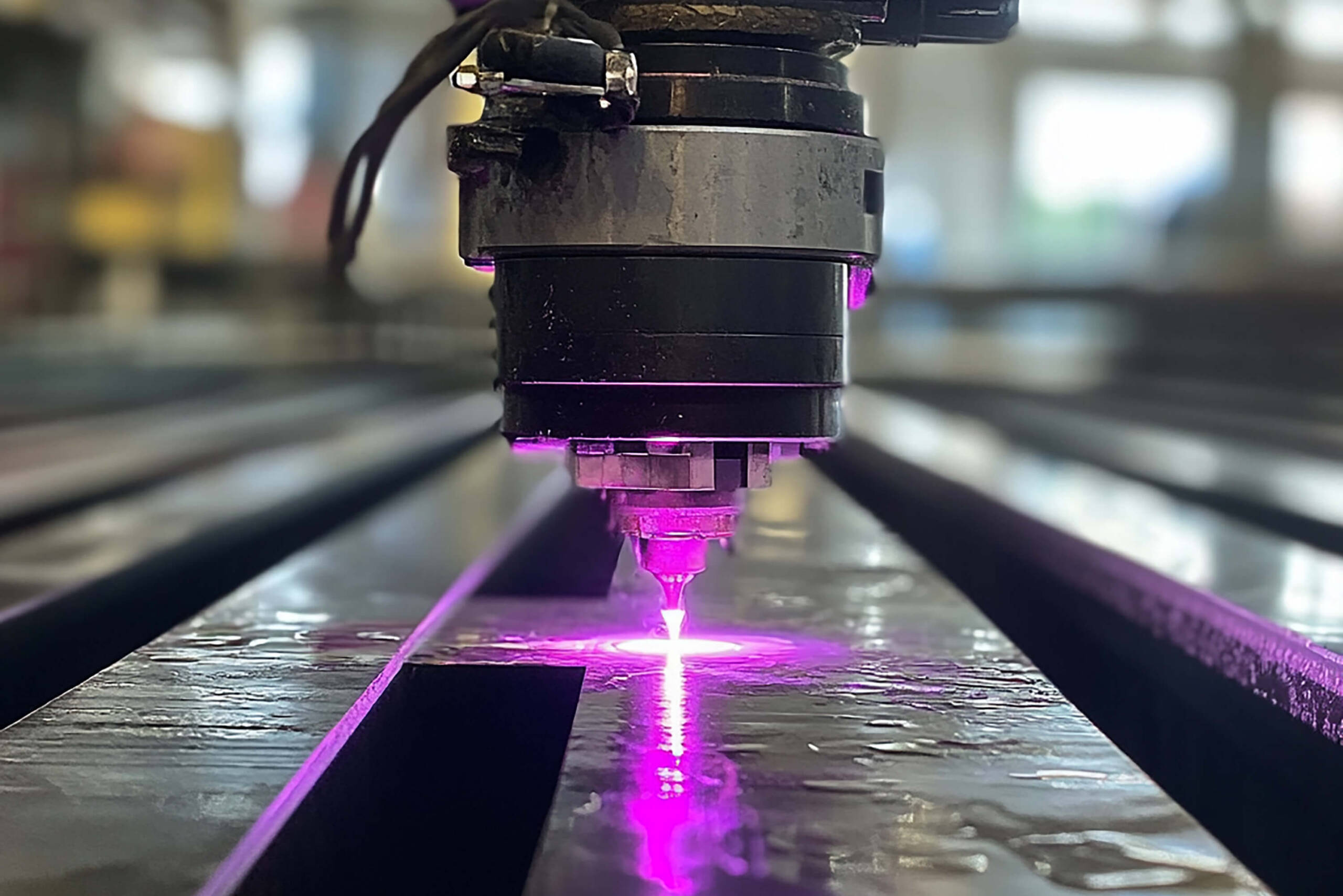 cutting-metal-with-plasma-equipment